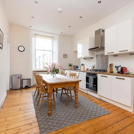 Tasteful 1-bedroom Near Meadows アパート *
