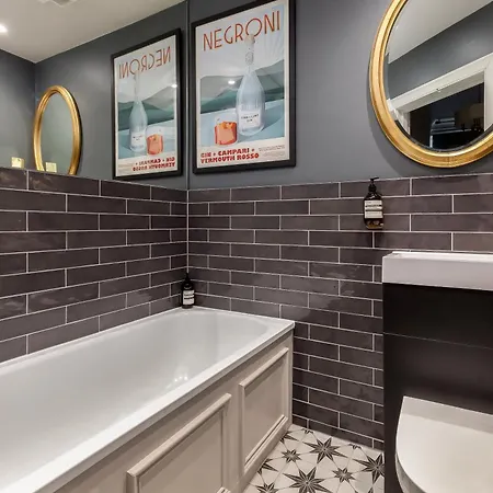 Stylish Victorian Apartment's Close To The Botanical Gardens, Free Parking! Lägenhet