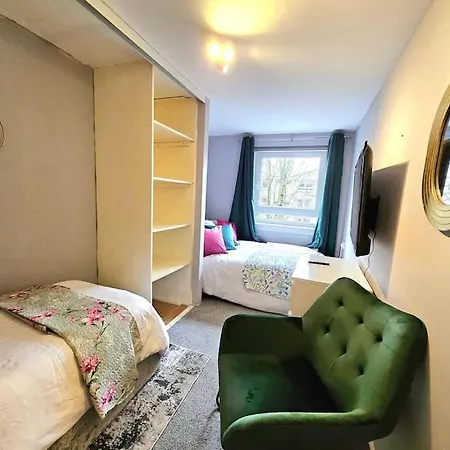 Lovely 3 Bedroom By Sensational Short Lets & Service With 6 Beds Apartmán