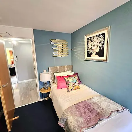 Lovely 3 Bedroom By Sensational Short Lets & Service With 6 Beds Apartmán *