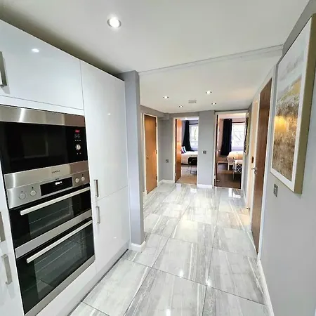 Lovely 3 Bedroom By Sensational Short Lets & Service With 6 Beds