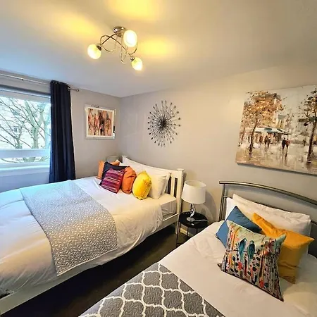 Lovely 3 Bedroom By Sensational Short Lets & Service With 6 Beds Apartmán
