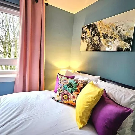 Lovely 3 Bedroom By Sensational Short Lets & Service With 6 Beds *