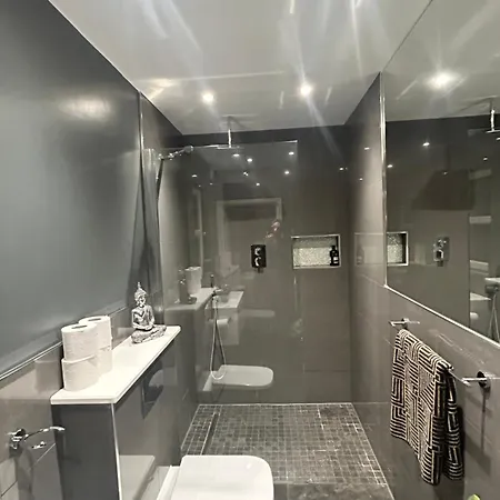 Large Modern Family In Murrayfield - Very Close To Centre - 10 Mins By Direct Bus - Private Driveway & Garden * Edinburgh