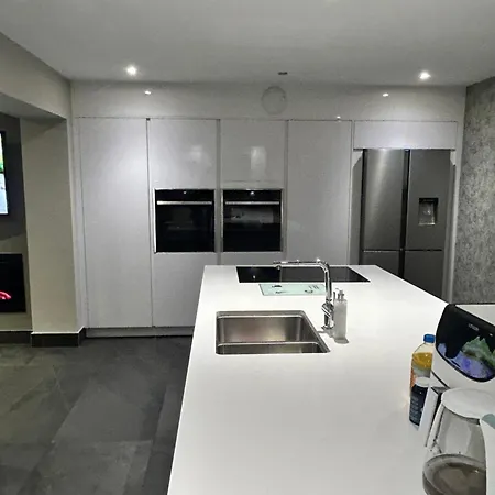 Large Modern Family In Murrayfield - Very Close To Centre - 10 Mins By Direct Bus - Private Driveway & Garden Vakantiehuis Edinburgh