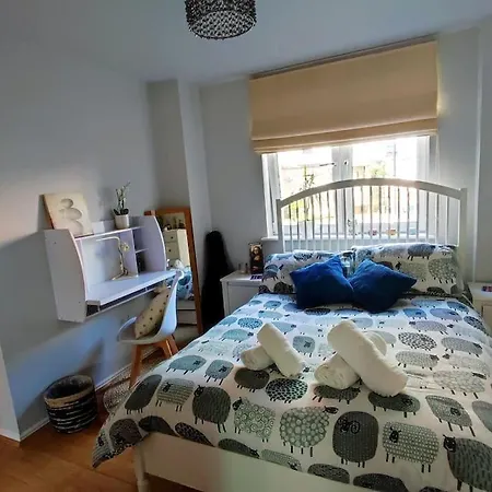 아파트 Flat With Balcony. Parking Included. 에든버러