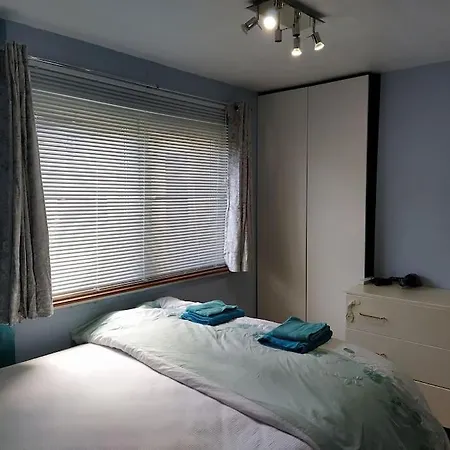 Double Ensuite Room, 1-minute Walk To Bus Stop Edinburg