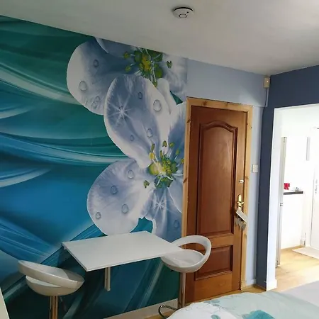 Rum i privatbostad Double Ensuite Room, 1-minute Walk To Bus Stop *