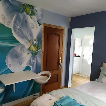 Double Ensuite Room, 1-minute Walk To Bus Stop Homestay *