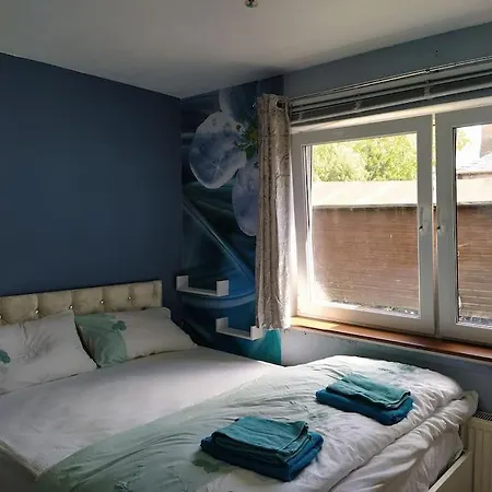 Homestay Double Ensuite Room, 1-minute Walk To Bus Stop Edinburgh