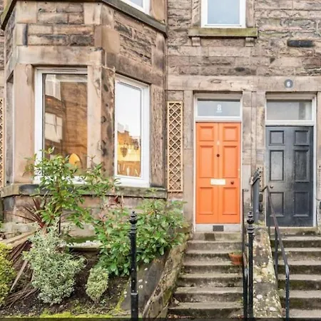 Holyrood Park: Lush & Arty 2 Double Bed Flat