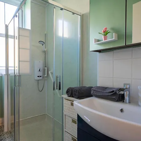 아파트 The Eden Apartment, Center