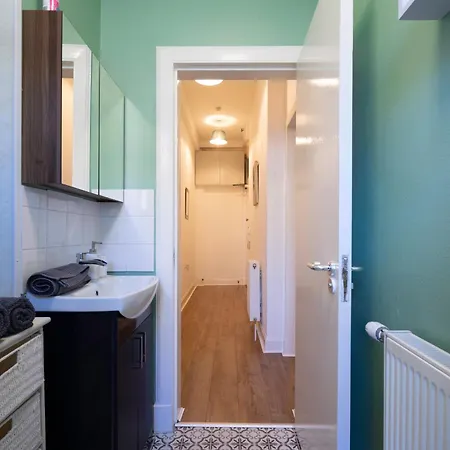 아파트 The Eden Apartment, Center