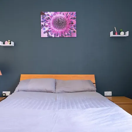 The Eden Apartment, Center