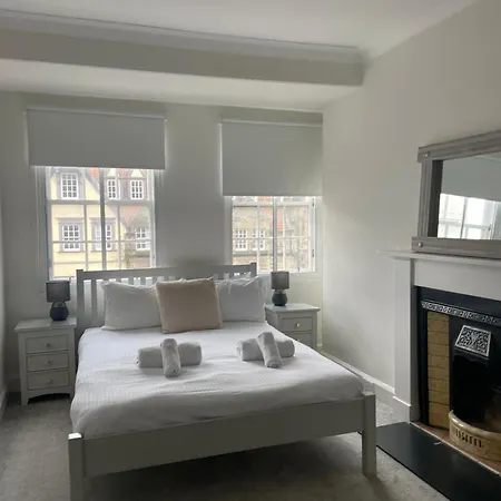 Modern Royal Mile 2 Bed Flat - Pass The Keys Edinburgh