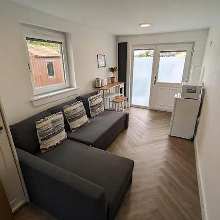 Δωμάτια σε οικογενειακή κατοικία En-suite Double With Private Entrance *
