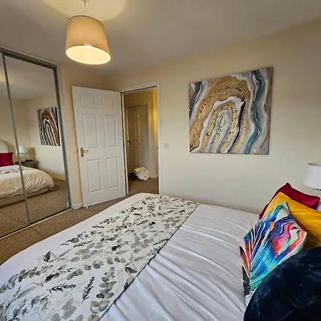 2 Bed Apt, 4 Beds With Parking Lejlighed