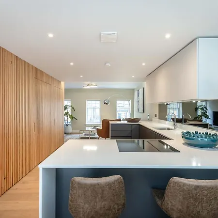 Dragon - Centre 2 Bed Luxury Mews House