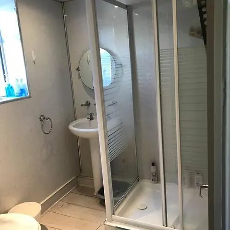 3 Double Bedrooms Free Parking Apartment