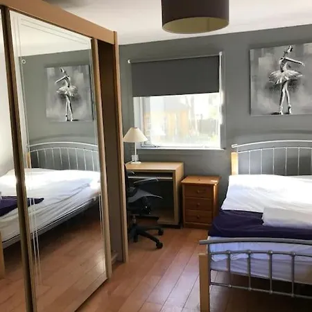 3 Double Bedrooms Free Parking