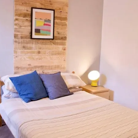 Unique Two Bed Main Door Flat At The Meadows