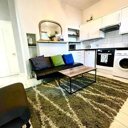 Unique Two Bed Main Door Flat At The Meadows Apartment *