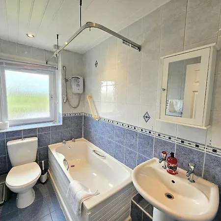 4 Bed House With 6 Beds Edinburgh