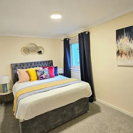 4 Bed House With 6 Beds Apartment *