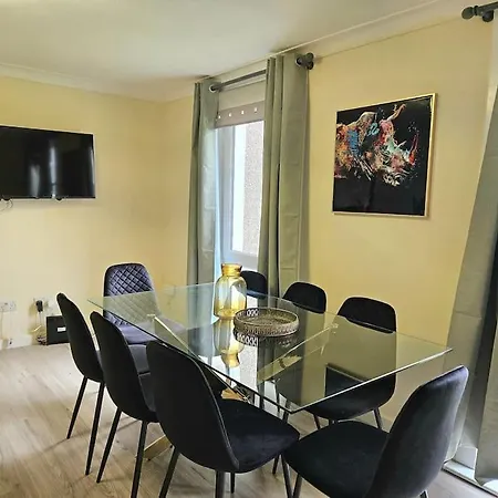 4 Bed House With 6 Beds Edinburgh