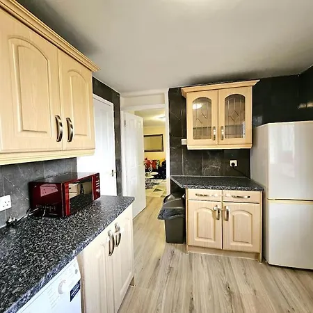 4 Bed House With 6 Beds Apartment