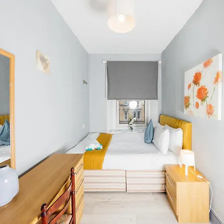 Cozy Centre 2 Bedroom By The Meadows! 5 *