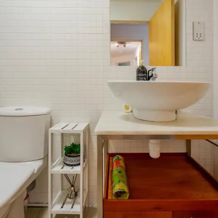 Spacious Retreat At Prime Location With Free Parking& Balcony *