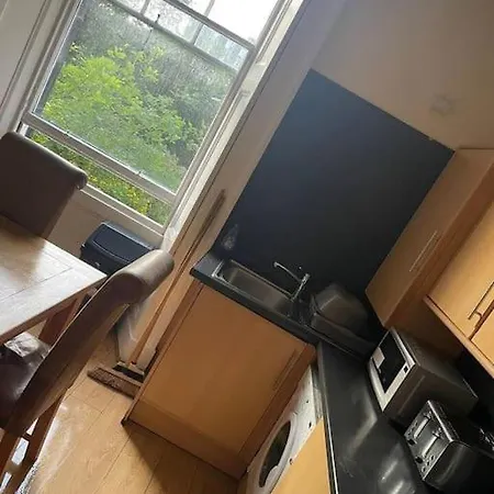 Southside Spacious Flat Sleeps 8 *