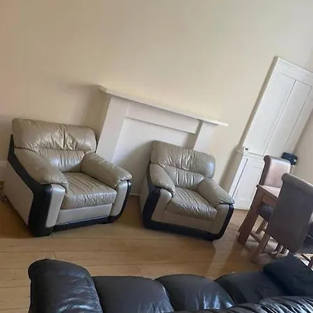 Southside Spacious Flat Sleeps 8 Apartment