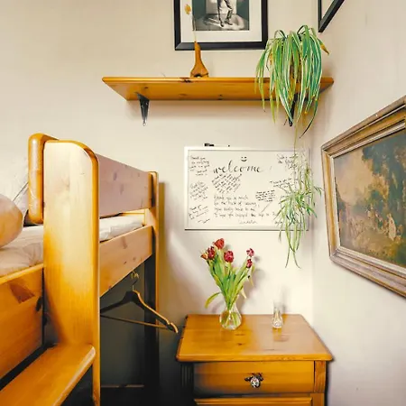 Charming City Centre Flat With Warmth & Character Daire