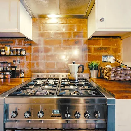 Charming City Centre Flat With Warmth & Character * Edinburgh