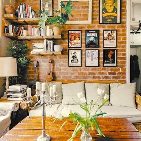 Charming City Centre Flat With Warmth & Character Daire