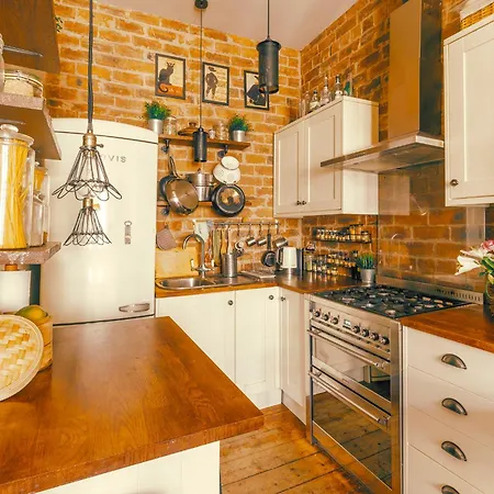 Charming City Centre Flat With Warmth & Character *