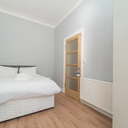 Beautiful Spacious Victorian Town House Apartment