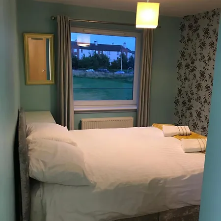 With Two Bathrooms, Lift Access Apartment Edinburgh