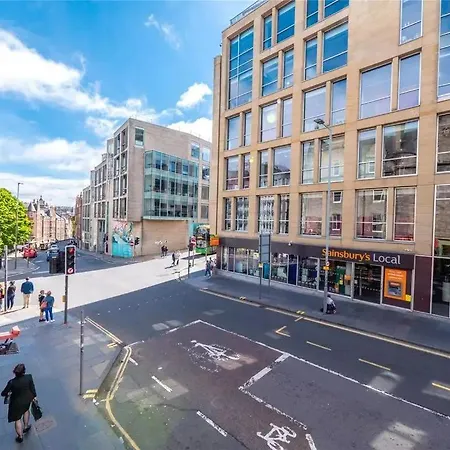 Spacious Boutique Two-bedroom Next To The Castle Daire Edinburgh