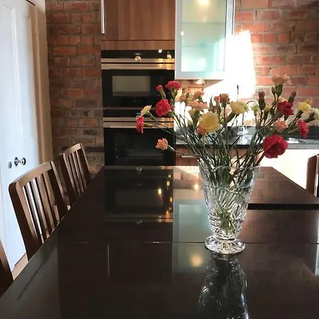 Beautifully Presented, Spacious Two Bed Apartment! Free On Street Parking * Edynburg