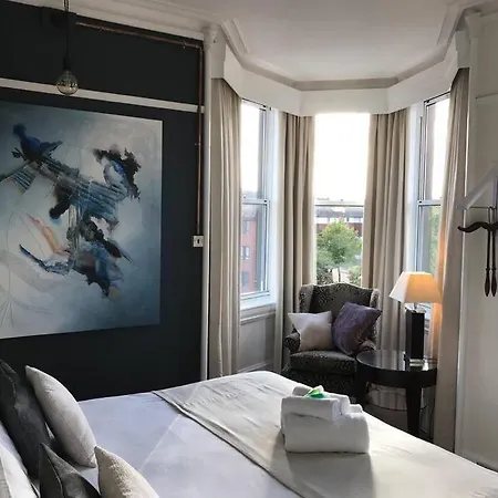 Beautifully Presented, Spacious Two Bed Apartment! Free On Street Parking Apartament *