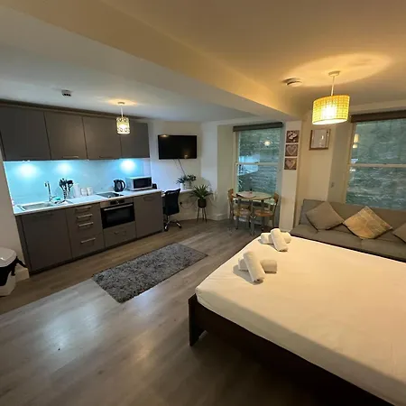 Spacious 1 - Very Location דירה אדינבורו