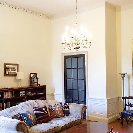Lejlighed Spacious 2-bedroom Georgian *