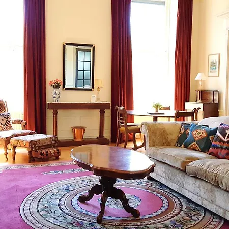 Spacious 2-bedroom Georgian