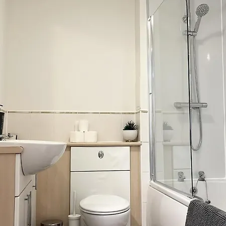 Spacious Centre Flat Free Parking& Superfast Wifi