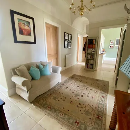 Georgian 4 Bedroom 3 Bathroom New Town