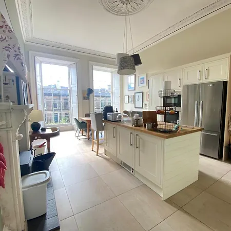 Georgian 4 Bedroom 3 Bathroom New Town Apartment Edinburgh