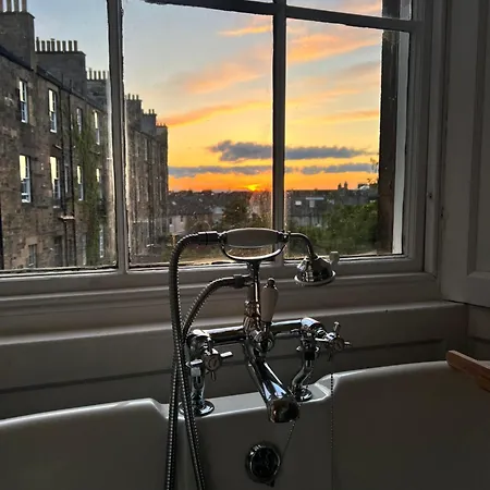 Georgian 4 Bedroom 3 Bathroom New Town Apartmán